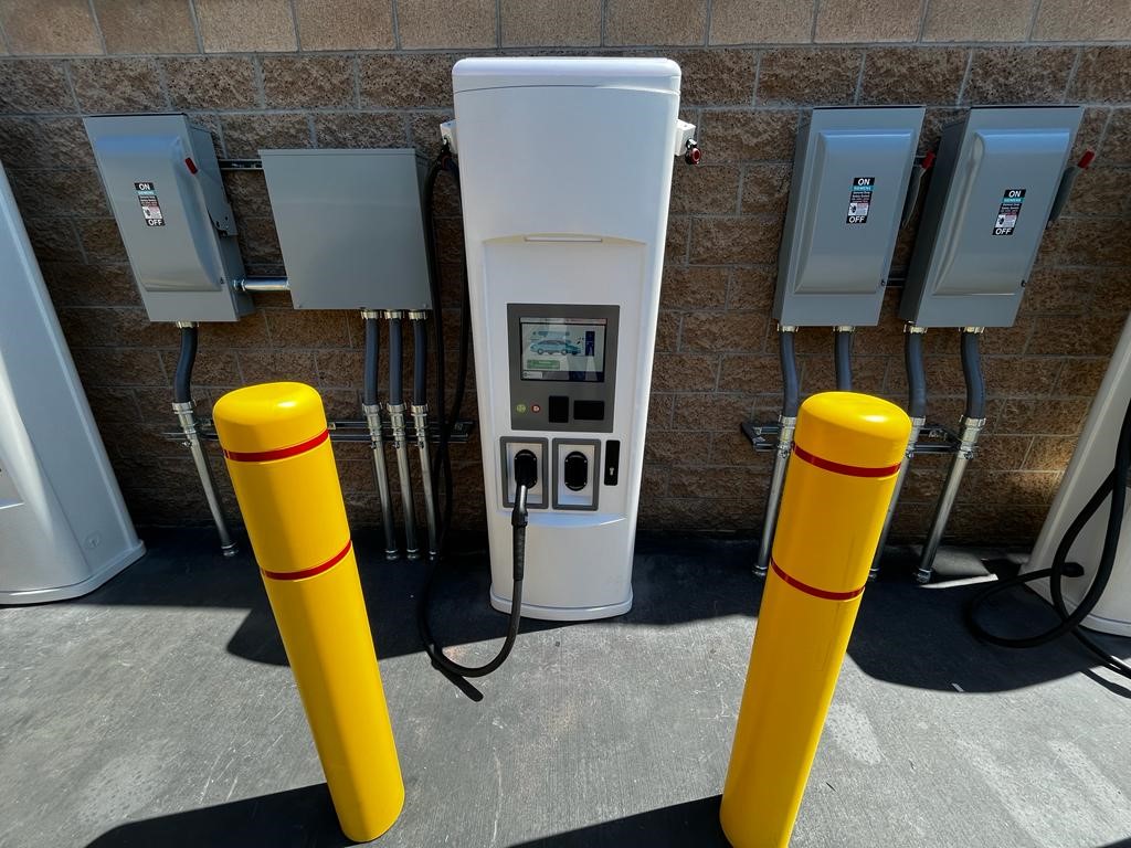 A white electric vehicle charging station

Description automatically generated